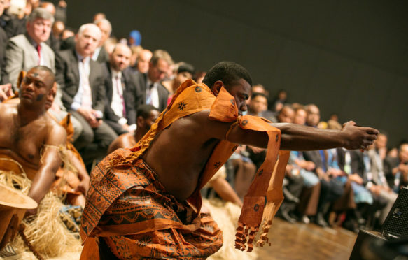 来自斐济的代表执行传统的仪式,称为Qaloqalovi,打开会议。