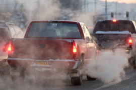B7T95A自动排放 - 在镇上驾驶汽车的尾管排气，在交叉路口等待交通。图片拍摄2009年。确切的日期未知。