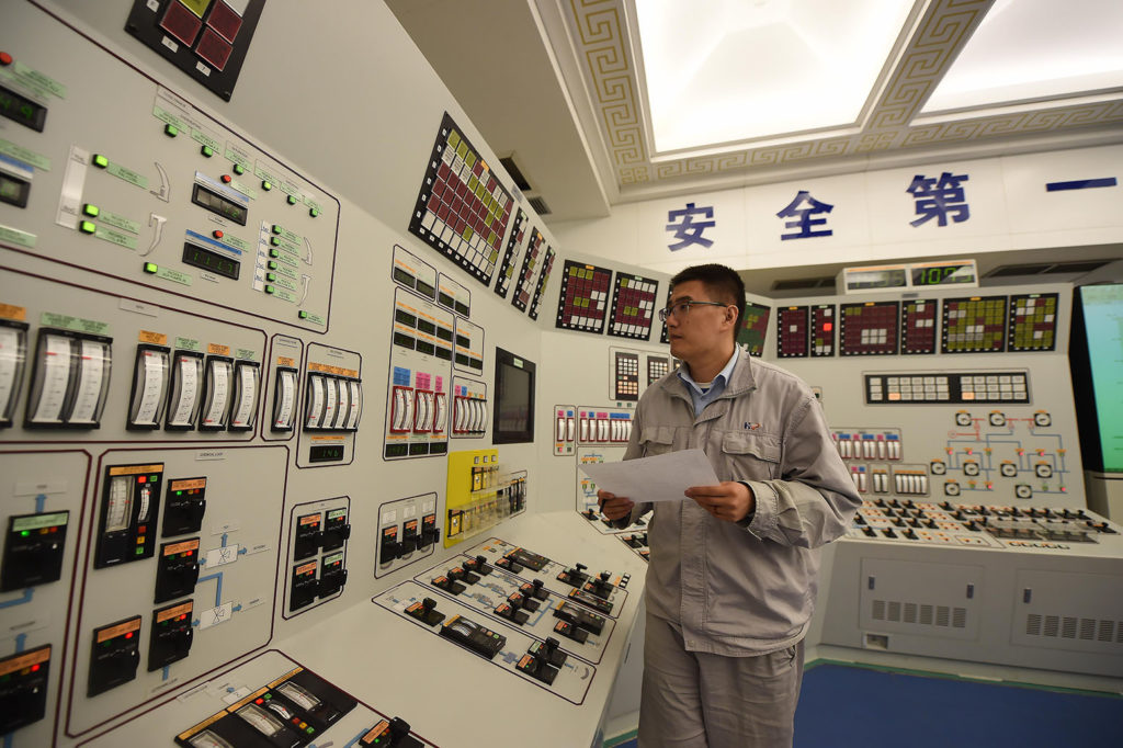 一名男子在大连市瓦芳核电站的No.2发电单位的控制室工作，在大连市辽宁省东北，2016年9月22日。信贷：新华社/ alamy库存照片H1ACAN