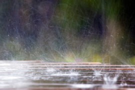 C5T9H7雨滴击中野餐桌；康沃尔郡；英国。