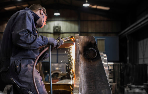 钢铁工人在苏格兰阿伯丁附近的英国工厂的石油和运输行业焊接组件。学分：Scott-ray Johnson / Alamy Stock Photo DDRN2F
