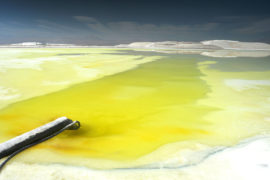 智利北部阿塔卡马沙漠的一个从盐中提取锂的池塘。信贷：迭戈·朱迪丝/阿拉米股票照片。BNKX1X