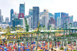 PSA国际Brani集装箱码头与CBD Skyline，布兰尼岛，新加坡。信用：杰森knott / alamy股票照片。FGRPBF.