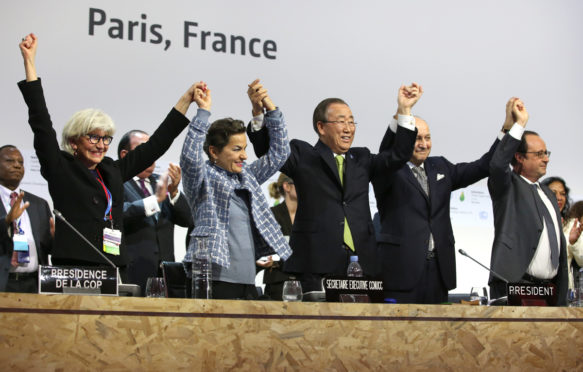 2015年12月12日，第21届缔约方会议成员国庆祝《巴黎协定》的通过。来源:IISD/ENB | Kiara Worth