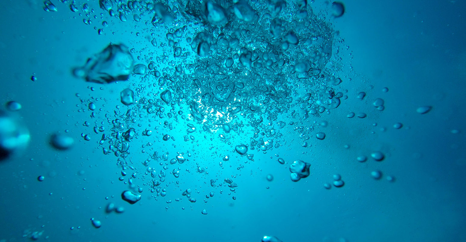 EYTY14气泡漂浮在蓝色的海水,厄瓜多尔加拉帕戈斯群岛,2015。