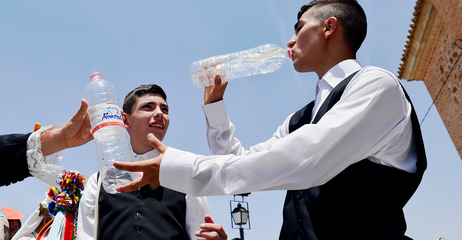 JCF7X8 Camunas,托莱多,西班牙。6月15日,2017年。年轻人在科珀斯克里斯蒂的队伍喝水。西班牙的一部分正在经历一场热浪气温高达42度之间。信贷:M。拉米雷斯除生活新闻