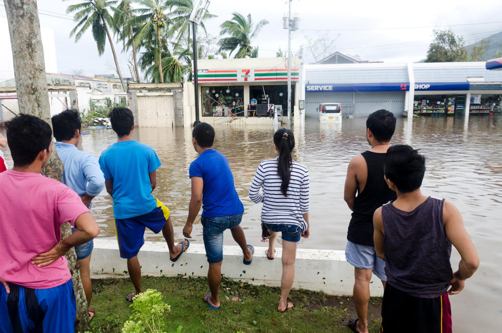 台风过后尼娜在比科尔岛,菲律宾,2016年12月26日。信贷:雷尼尔山马丁Ampongan除股票的照片。JJ5BMP