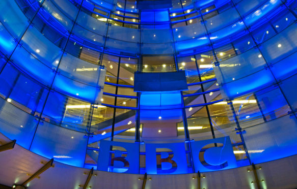 New BBC大楼的DP4C4Y门面在晚上，伦敦，英国，英国