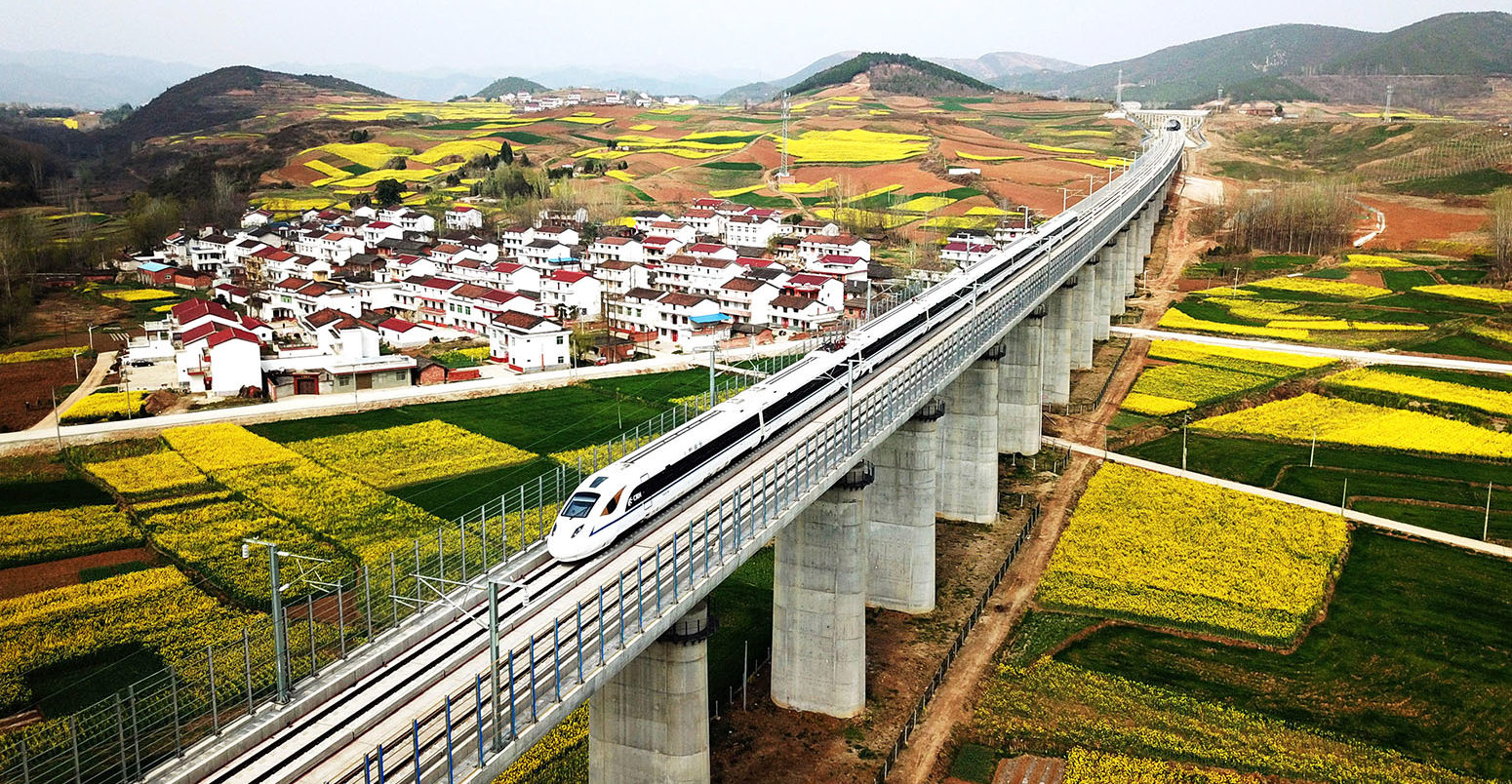 一个子弹头列车运行在Xi 'an-Chengdu陕西省高速铁路,中国。来源:新华社除股票的照片。PC6B12