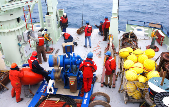 第一个被命名为“IC0”的snap科学系泊的部署，作为snap阵列的biwei6868一部分，它测量了雷克雅那斯海脊西侧的水柱特性。2014年7月。图片来源:海瑟·弗瑞，伍兹霍尔海洋研究所