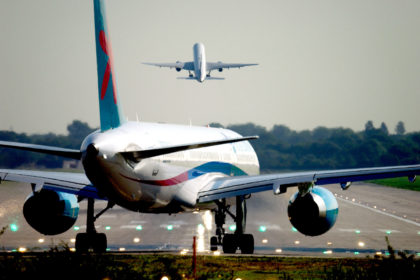 一架飞机从伦敦盖特威克机场起飞准备在黎明。信贷:罗杰Bamber除股票的照片。AM1G59
