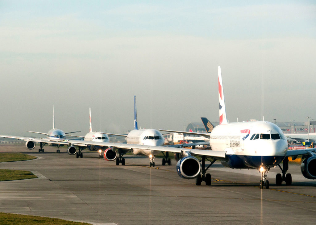 飞机起飞在希思罗机场排队,英国。信贷:大卫皮尔森除股票的照片。BWTNWE
