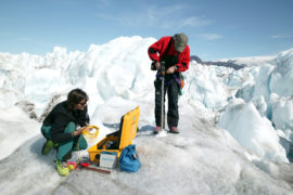 冰川学家正在测量格陵兰康格鲁苏瓦格冰川的移动速度。资料来源:史蒂夫·摩根/ Alamy Stock Photo。DFB4EE