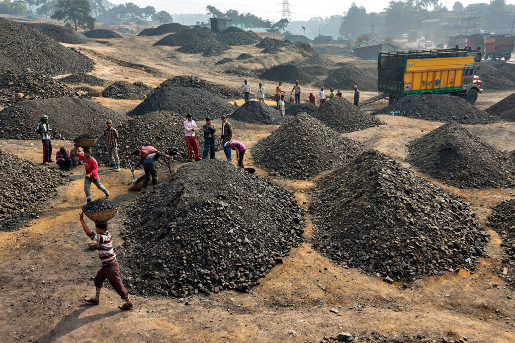 印度梅加拉亚邦，按照大小和质量对煤炭进行分类。来源:国家地理图片收藏/ Alamy库存照片。EB4DH0