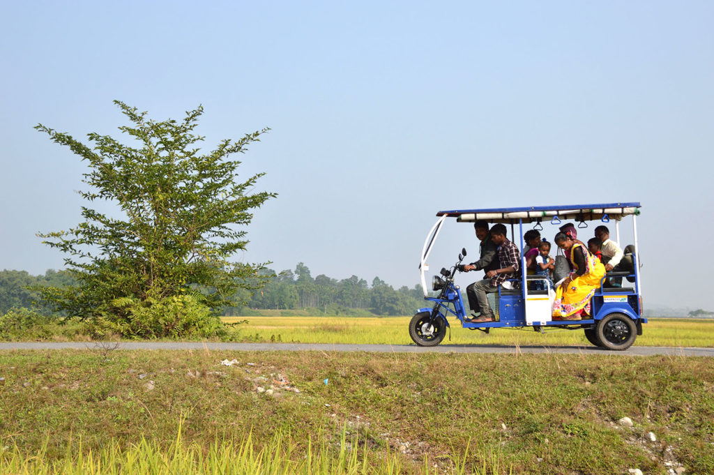 印度西孟加拉邦贾拜古里区查尔萨的Mangalbari bustee，载着村民的电动人力车。图片来源:Biswarup Ganguly / Alamy Stock Photo。R700AX