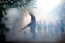 预防登革热的蚊子蒙上水汽在雅加达,印度尼西亚,2015年3月30日。信贷:雷诺Sumayku除股票的照片。EJNEYB