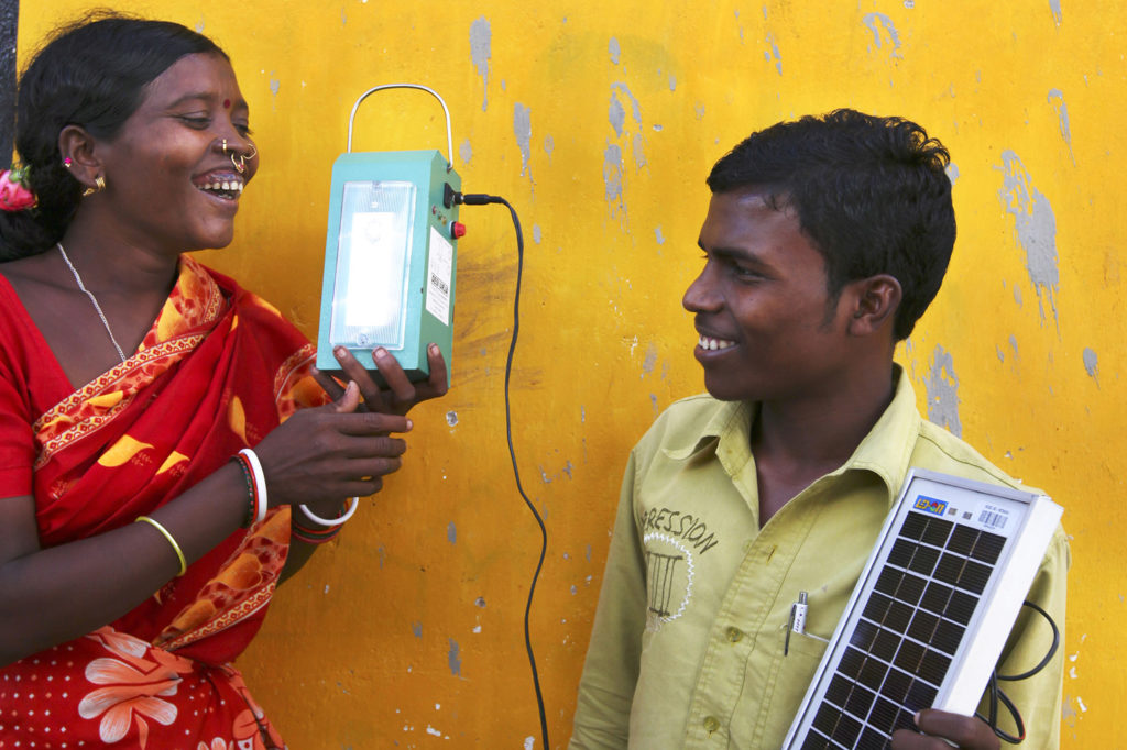 来自印度廷丁纳普特的一位“赤脚”太阳能工程师将她的技术传授给其他村民，教他们如何制作太阳能灯。资料来源:艾比·特雷勒-史密斯/帕诺斯电影公司/国际发展部。（CC BY-NC-ND 2.0）
