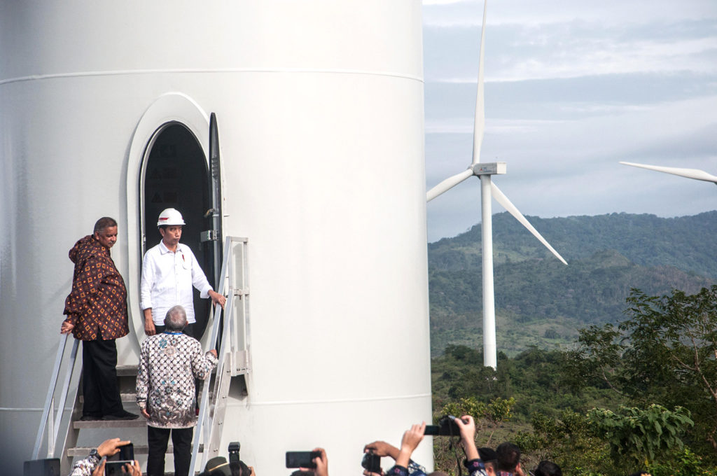 印度尼西亚的总统，Joko Widodo，在2018年7月2日的南苏拉威西州南·苏拉克的Sidrap风电场。信用：yermia riezky圣地亚哥/ alamy股票照片。PAJ2W8.
