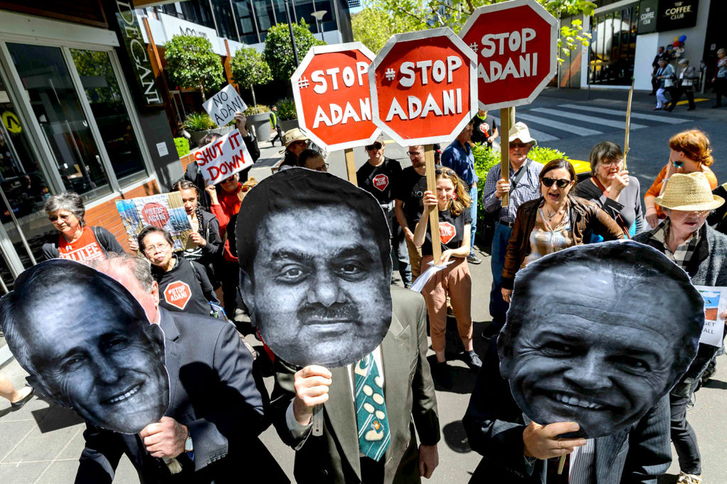 停止Adani Carmichael煤矿抗议外部比尔缩短的Moonee Ponds Office，2017年10月3日。学分：朱利安Meehan /（CC BY-SA 4.0）。
