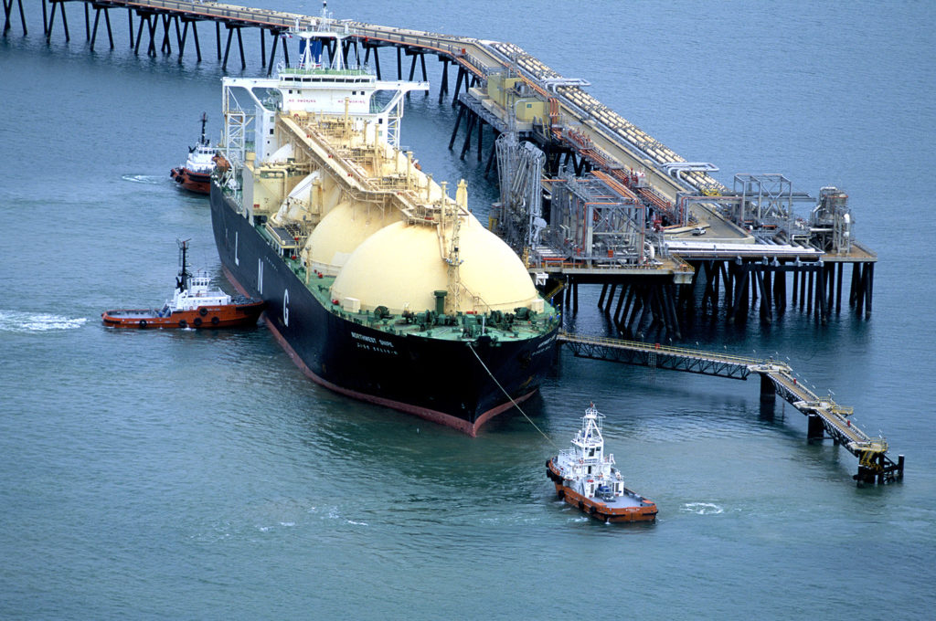 西澳大利亚卡拉塔海岸外的液化天然气运输船。信贷：杰克·皮肯/阿拉米股票照片。A1YN02