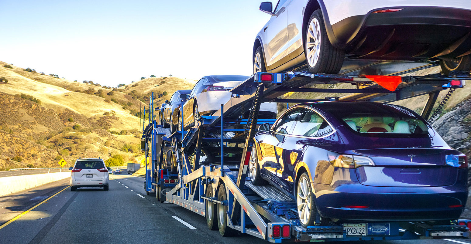 美国加州，一辆汽车运输车在高速公路上运送着新的特斯拉Model 3汽车。图片来源:Andrei Stanescu / Alamy Stock Photo。R6HR26