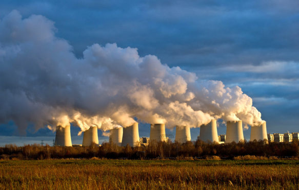 德国Jänschwalde的棕色煤炭电站的冷却塔。图片来源：DPA图片联盟档案 / Alamy Stock Photo。