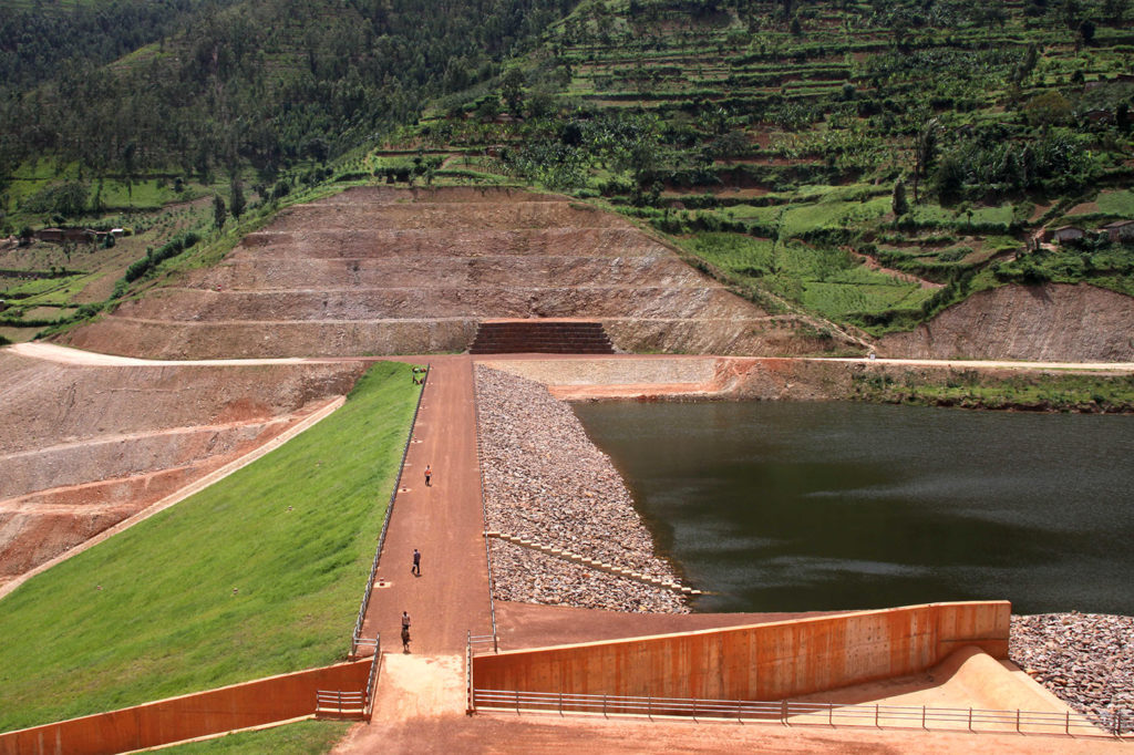 Muyanza大坝,北部省份的卢旺达,建于2018年,造福农民,帮助种植作物的出口。来源:新华社除股票的照片。M886P5
