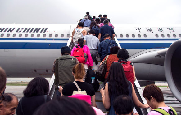 乘客在北京机场登上中国飞机。图片来源：Edwin Remsberg / Alamy Stock Photo。