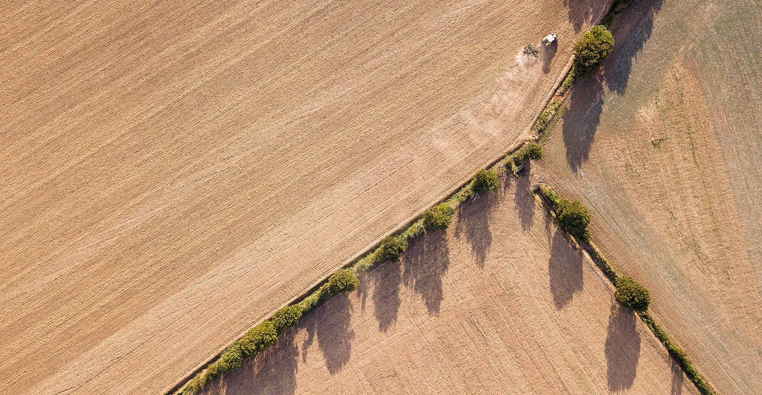 的俯瞰一辆拖拉机在田野里耕耘在萨福克郡,英国。信贷:克里斯·卡伦除股票a0x231照片。2