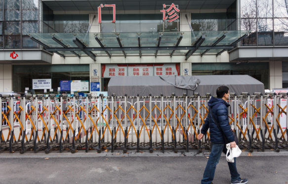中国新冠肺炎疫情爆发后，医院大门关闭，加强了对患者的控制。