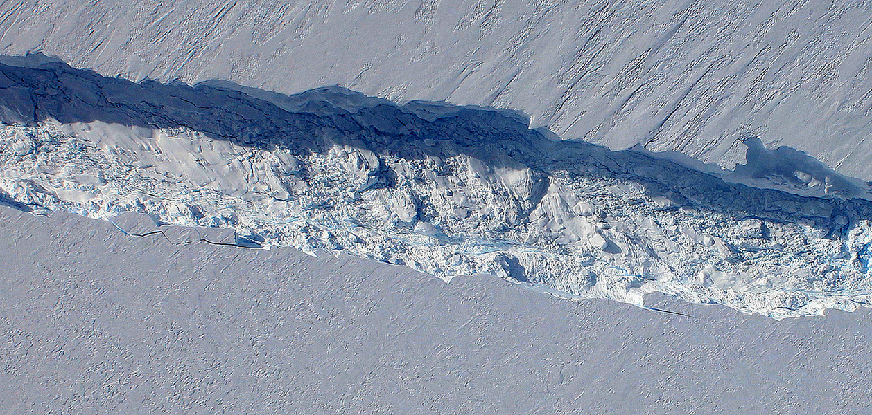 松岛冰川冰架裂痕。来源:美国国家航空航天局除股票照片图像集合。KRB2DM