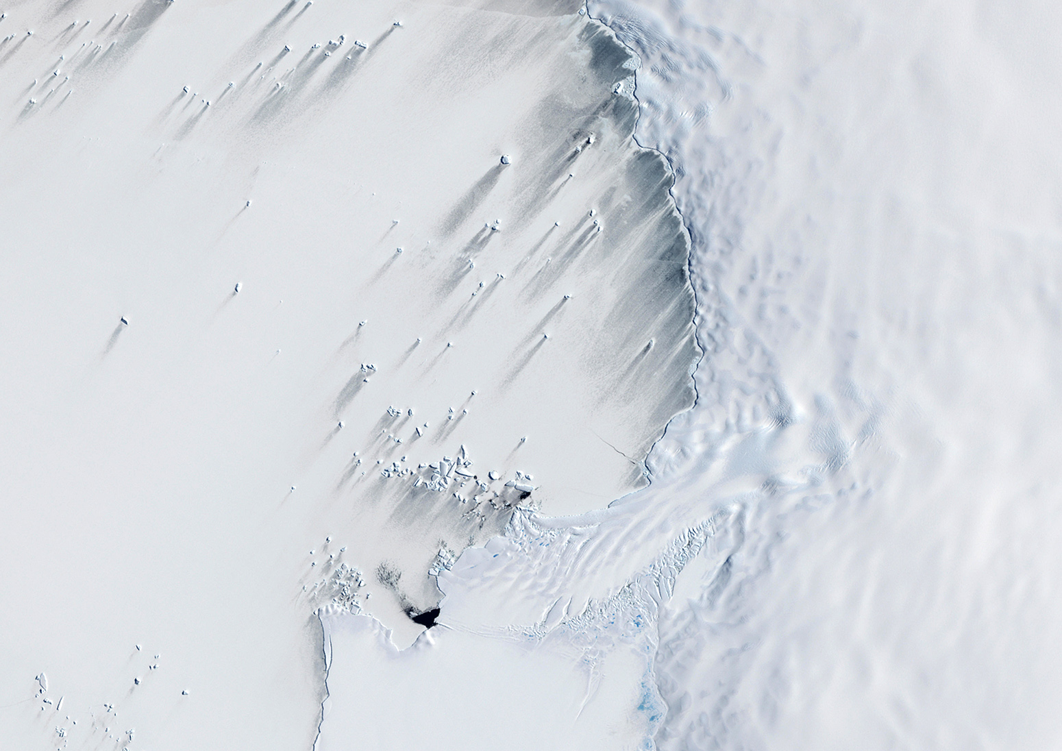 南极西部松岛湾上空的鸟瞰图。来源:环球影像集团北美有限责任公司/阿拉米股票图。E4DW38