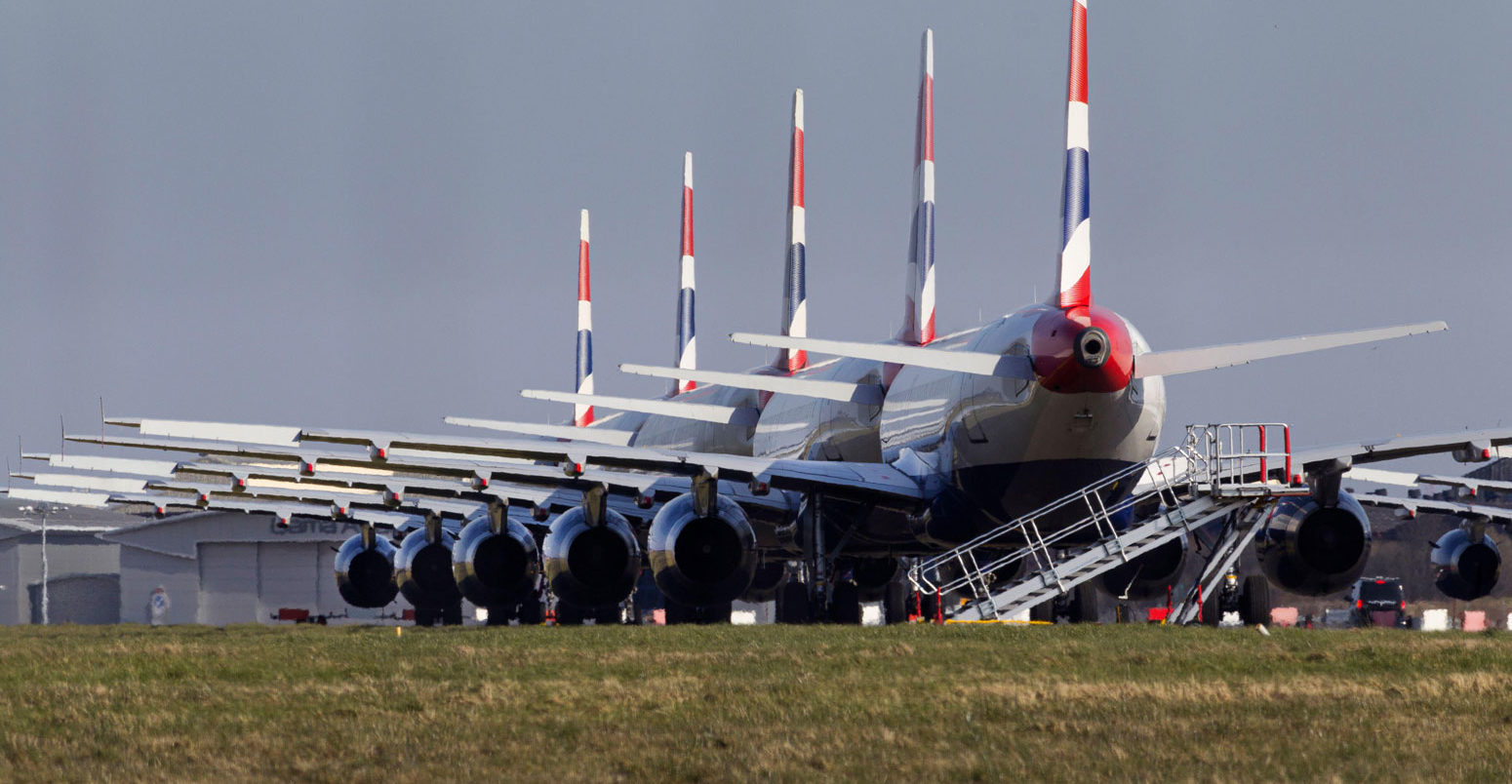 在冠状病毒大流行期间，英国航空公司空中客车舰队停放在格拉斯哥机场。