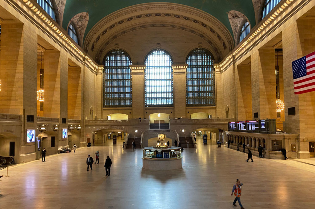 几乎空的中央车站,通常在早上很忙,随着冠状病毒的传播和纽约市官方封锁的括号。