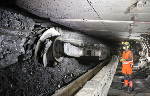 煤矿工人在西约克郡奇廷利的一个矿山工作。2012年6月。信贷：图像来源 / Alamy库存照片