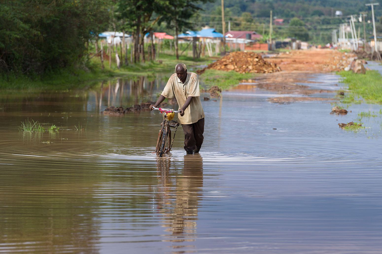 人涉水通过洪水在内罗毕,肯尼亚,2020年1月13日。信贷:亚历克斯关于除股票b5gmj9照片。2