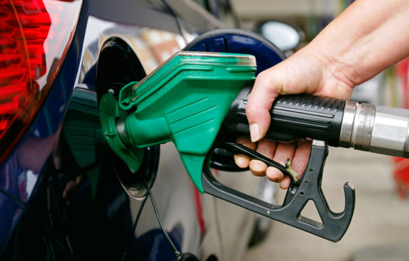 英国，一名妇女给一辆汽车加无铅汽油。