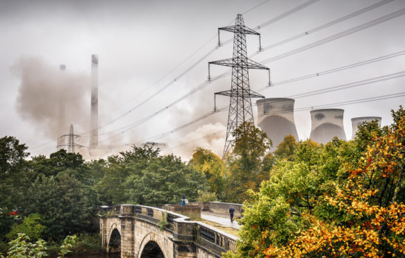 费里桥C燃煤电站的四个巨大的冷却塔在一次可控爆炸中被摧毁。英国利兹附近的渡船桥。2019年10月13日。图片来源:Ian Wray / Alamy Stock Photo