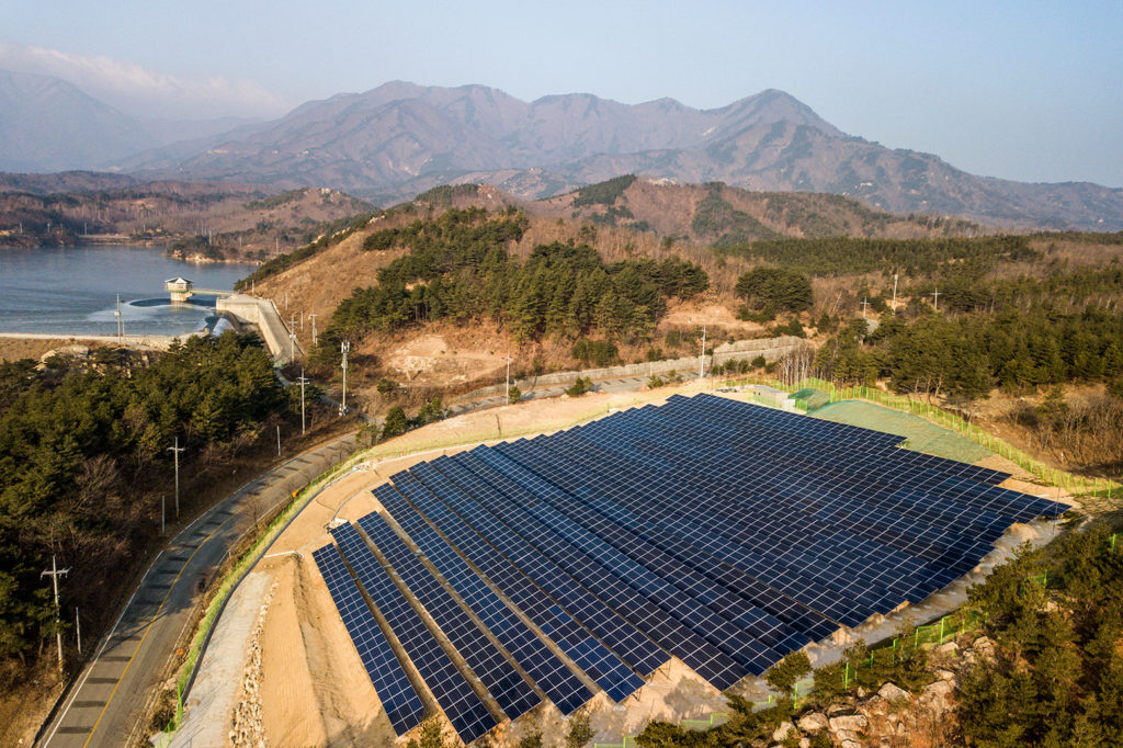 太阳能电池板在Goseong-gun,韩国。信贷:dbimages除股票的照片。KXDXPW