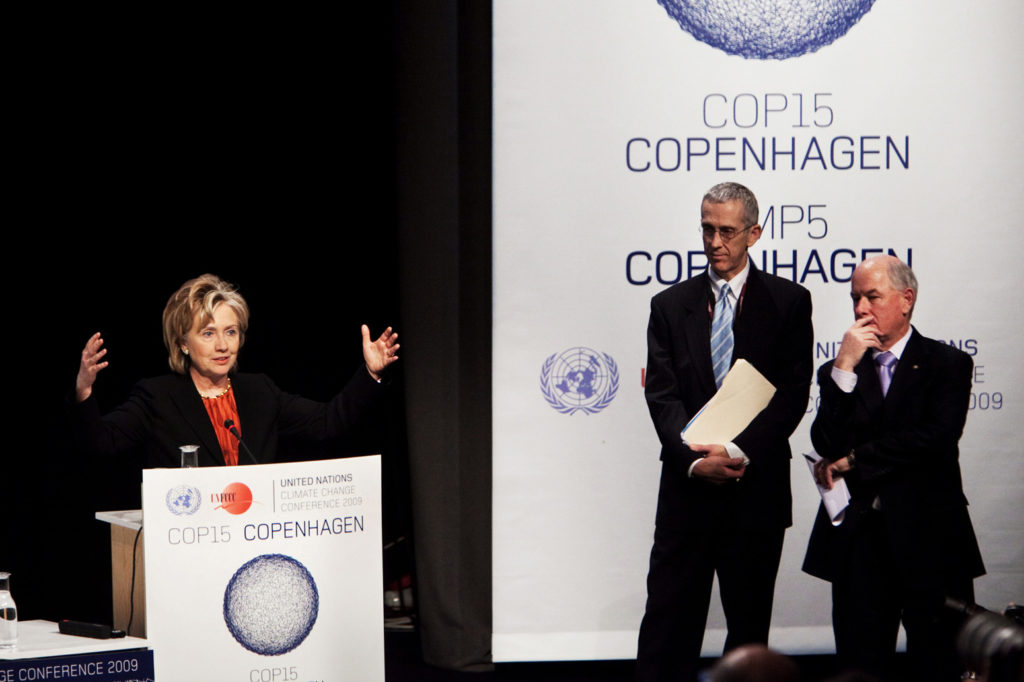 2009年12月17日，美国国务卿希拉里·克林顿在哥本哈根联合国气候变化框架公约第15次缔约方会议新闻发布会上发言。图片来源:Kristian bus /绿色和平组织/ Alamy Stock Photo