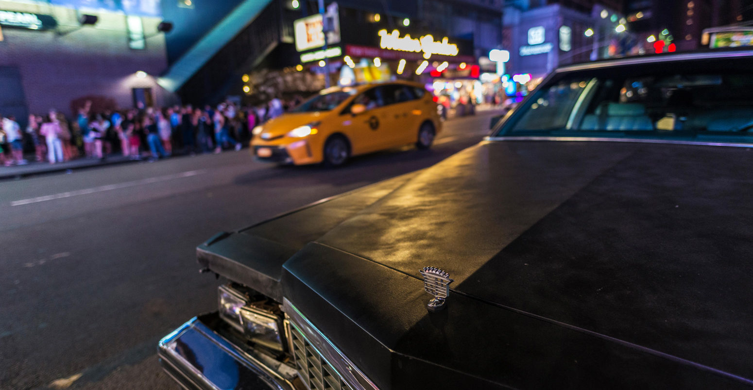 经典的美国车在晚上停在第七大道，纽约市，美国。2018年7月30日。资料来源:Jordi De Rueda Roigé / Alamy Stock Photo