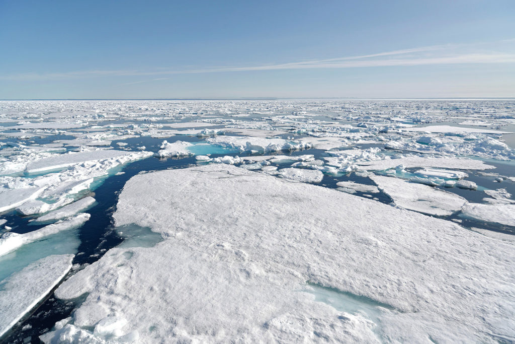 北极海冰融化,北部的挪威斯瓦尔巴特群岛,2019年7月。信贷:aldiami / Andreas亚历山大除股票的照片。