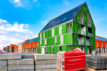 新的建筑工地与屋顶太阳能电池板。Rüdesheim，德国。2019年6月22日。学分：KH-Pictures / Alamy股票照片