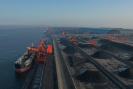 散货船装载货物在新建煤炭唐山曹妃甸港口的泊位,中国北方的河北省。