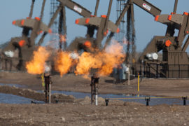 在巴肯页岩地层中，当石油被泵出时，天然气被燃烧掉。来源:Jim West / Alamy Stock Photo E1MT0N