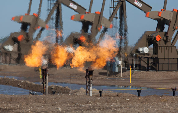 天然气是爆发了石油泵在巴肯页岩地层。信贷:吉姆西除股票E1MT0N照片