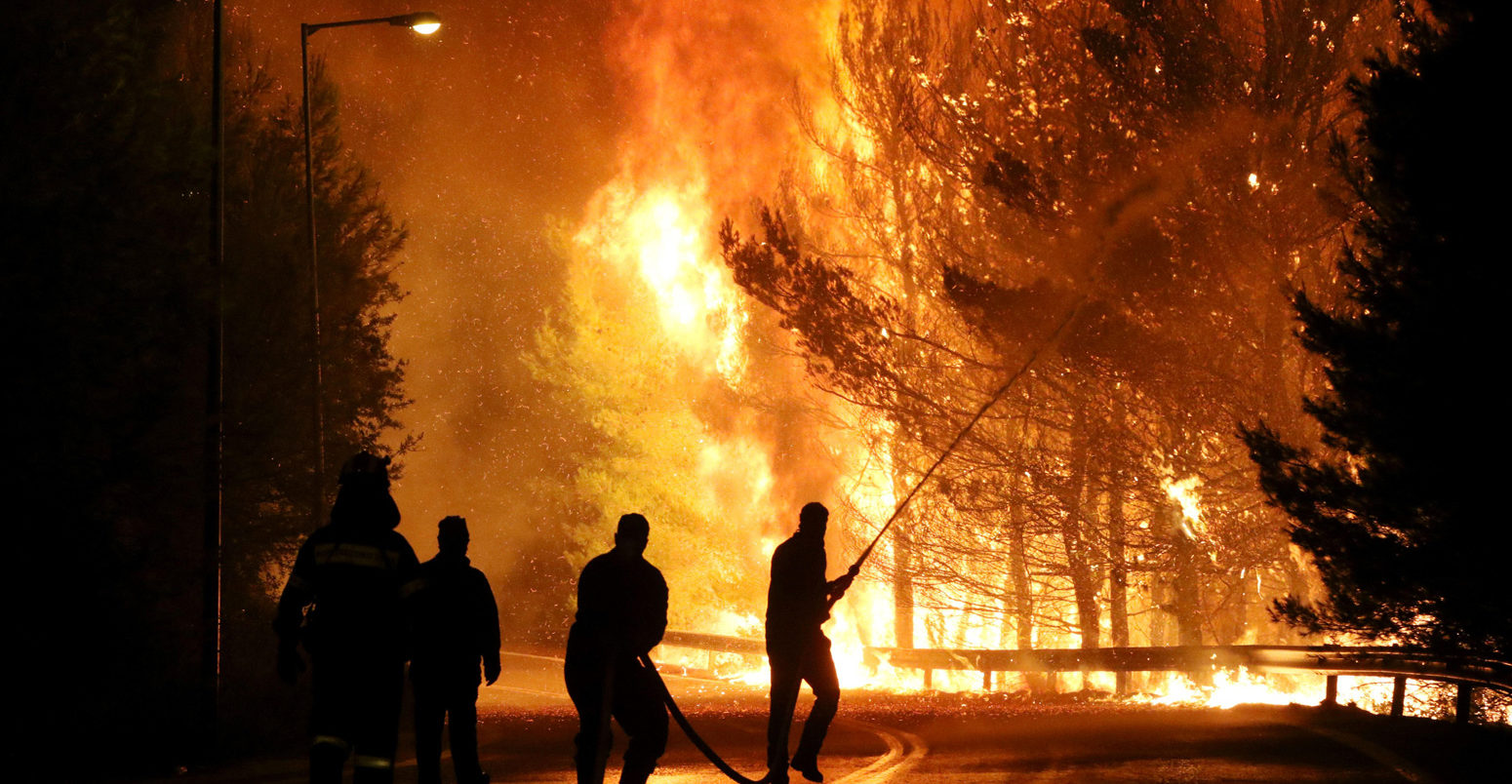 2017年，消防员在卡拉莫斯与大火搏斗。