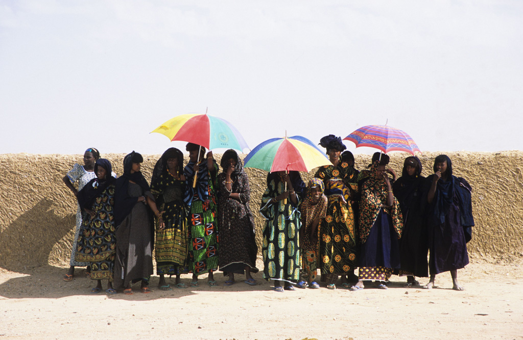 游牧妇女保护从太阳附近Ingall尼日尔,西非。