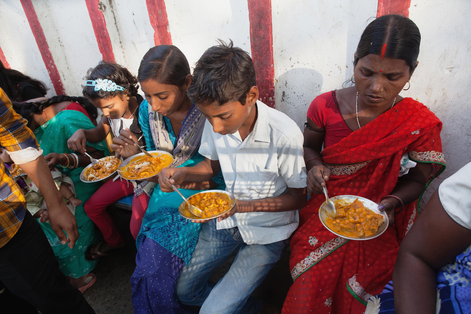 一个家庭在菩提伽耶,吃素食街头食品印度。