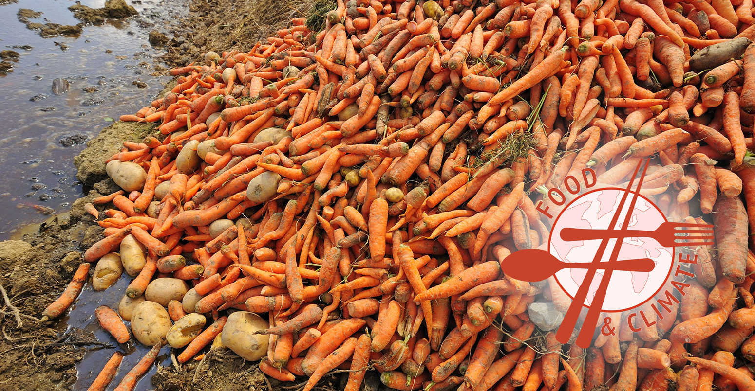 一堆废胡萝卜，还有一些土豆溢出来了。Credit: Alistair Scott / Alamy Stock Photo..B1YNT9